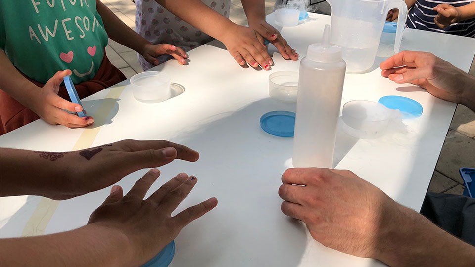 Kinder experimentieren mit dem Science Pool