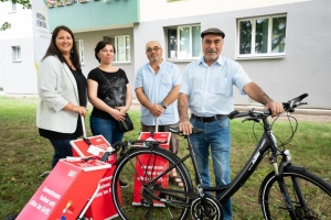 Trolleyübergabe mit Wohnbaustadträtin Gaál