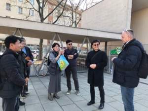 Südkoreanische Besuchergruppe bei Projektspaziergang zu Smarter Together in Simmering