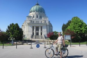 Mit dem E-Bike am Zentralfriedhof, Foto Bostjan Mali