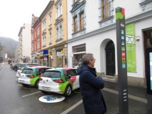 tim Mobilitätspunkt mit E-Auto-Standplatz und tim-Säule