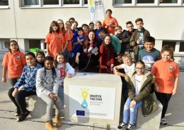 LtAbg. Barbara Novak mit Kids, Solar Benches am Enkplatz (c) PID/Jobst