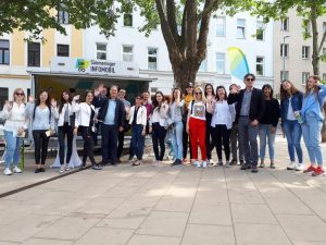 Belgrad Delegation, Foto Bojan Schnabl, 20180514_135500 Gruppenfoto vrom SIMmobil